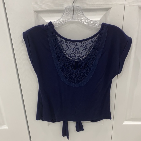 top with pretty design on back and bow in front - Picture 2 of 2